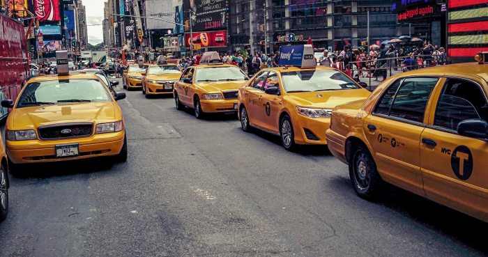 There are many taxis at the station in spanish duolingo